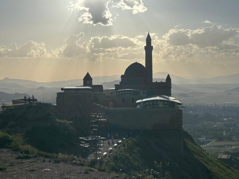 İshakpaşa Sarayı